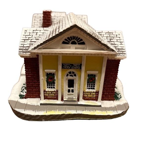 Norman Rockwell “The Bank” the sixth issue in Rockwell’s main street collection - Picture 1 of 8